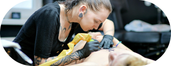 Artista tatuador trabajando